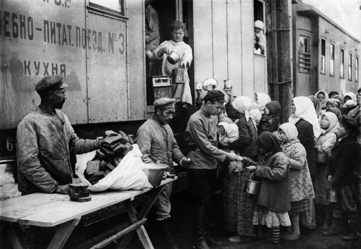 Oktober 1921: Amerikanen delen eten uit om de hongersnood in de Sovjet-Unie te verlichten.
 Beeld Getty Images
