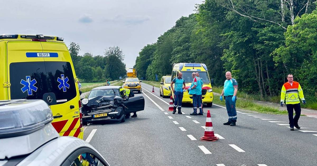 Auto's botsen op Hengelosestraat tussen Hengelo en Oldenzaal