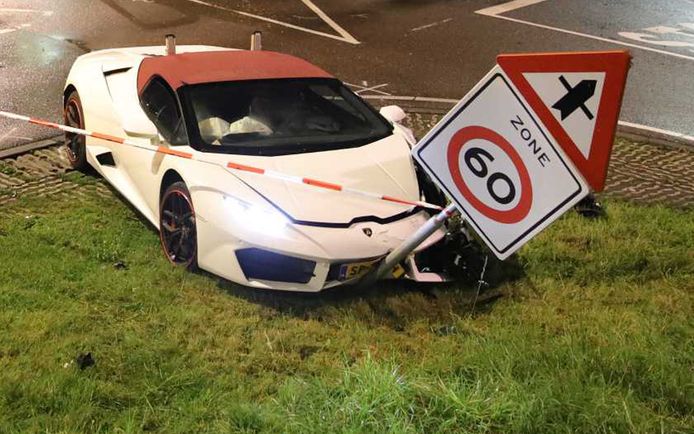 De Lamborghini reed volgens getuigen met hoge snelheid een kruispunt op, maar botste daar met een bestelwagen. Daarna knalde hij tegen een verkeersbord.