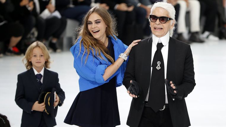 Cara Delevingne en Karl Lagerfeld tijdens de show van Chanel op de Paris Fashion Week. Lagerfeld zei twee jaar geleden dat 'Niemand graag ronde vrouwen op de catwalk ziet', Delevingne vertelde onlangs dat ze wilde stoppen met modellenwerk omdat ze zichzelf en haar lichaam steeds meer begon te haten. Beeld reuters