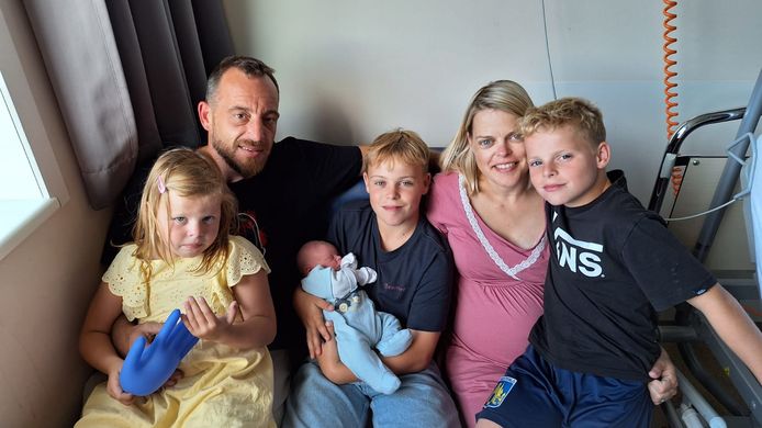 Mama Leen Vermeylen (37), papa Kim Mertens (41), oudste zoon rechts Warre (13), tweede zoon Ferre (10), dochtertje Renske (6) en pasgeborene Thieu (1e dag)
