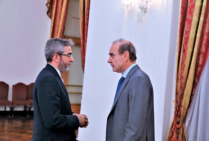 Ali Bagheri Kani, de Iraanse onderhandelaar voor het nucleair akkoord (links) en de Europese gezant Enrique Mora. Volgens westerse landen dienen de arrestaties van burgers als drukkingsmiddel.