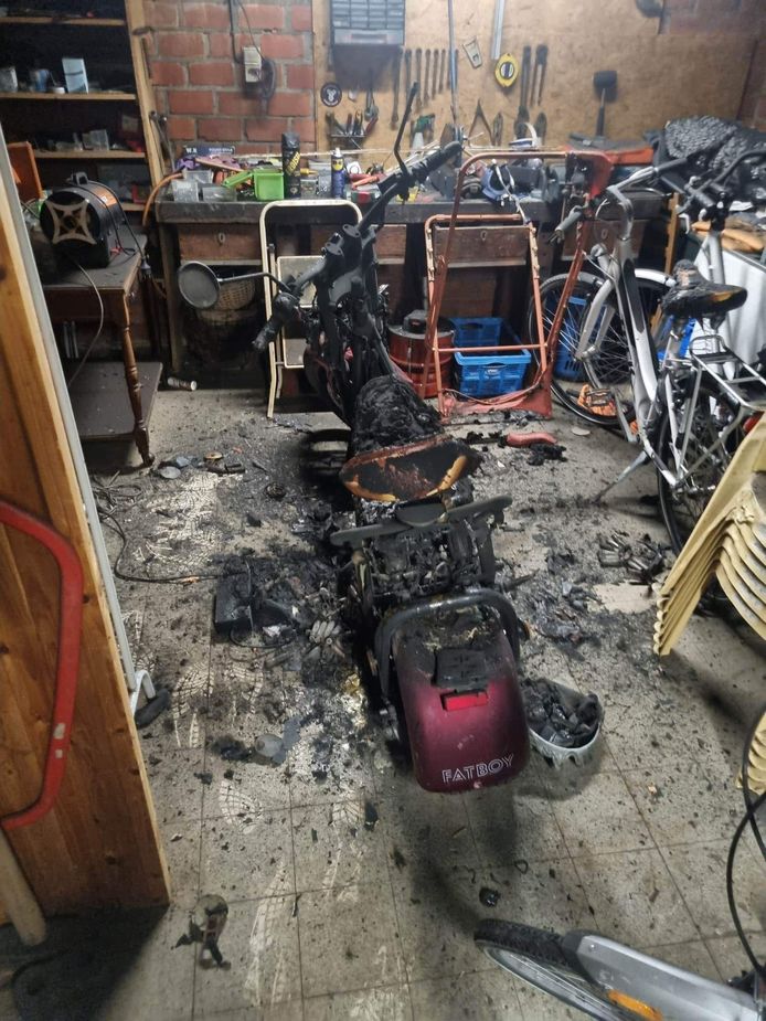 Elektrische scooter ontploft tijdens opladen en zet garage in brand: “Vanaf nu trek ik de lader van mijn smartphone 's uit” | Terneuzen | pzc.nl