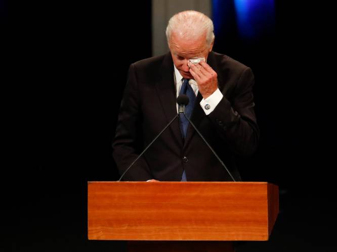 Emotionele afscheidsspeech: "Mijn naam is Joe Biden. Ik ben een Democraat. En ik hield van John McCain"