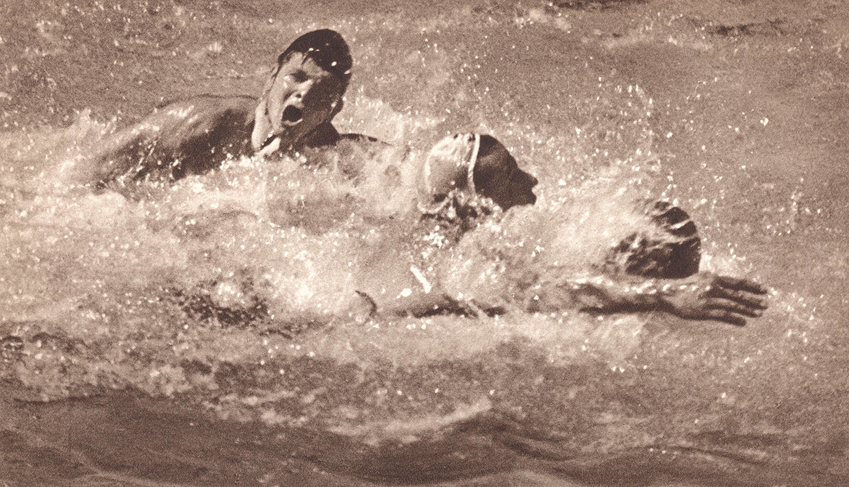 Helemaal links op de foto Hans in actie als waterpoloër.  Beeld  