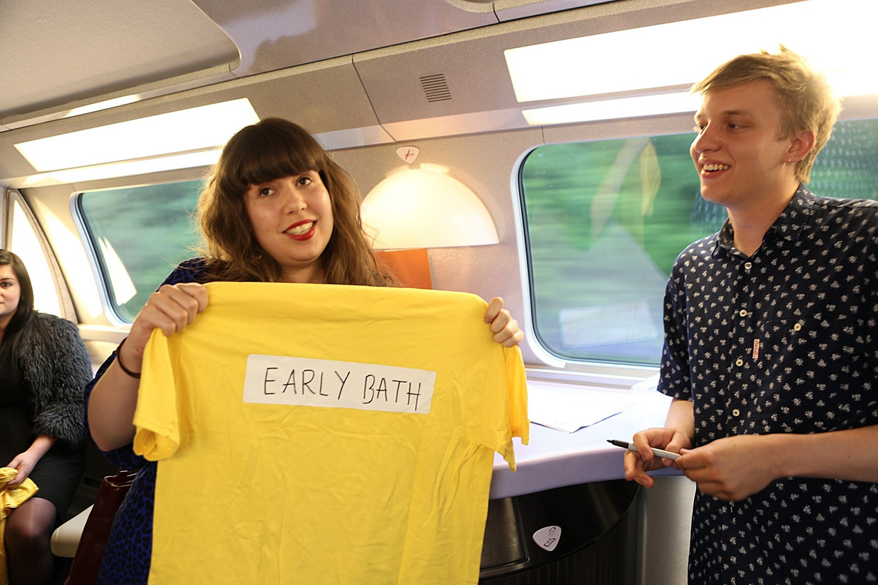George Ezra voorziet 'Ezra Express'-shirts van bijnamen van fans Beeld Sony