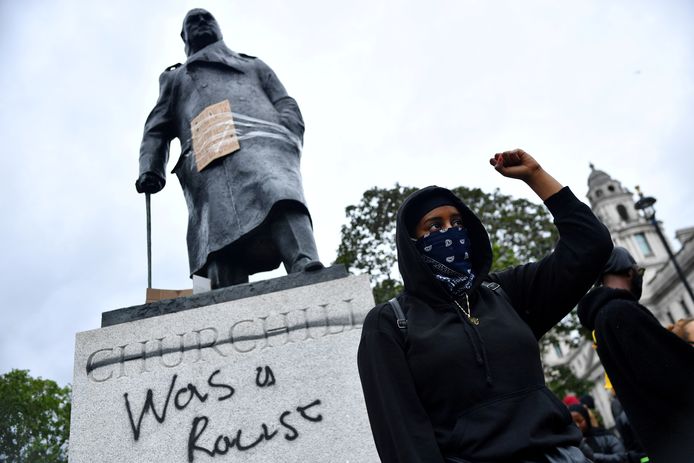 Graffiti op het standbeeld van Winston Churchill op Parliament Square in Londen.