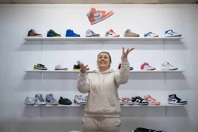 Kelly Leroy 33 opent winkel met gepersonaliseerde sneakers Ik