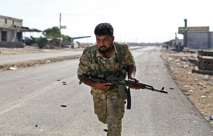 Syrische strijder, gesteund door Turkije, tijdens gevechten in Ras al-Ain met soldaten van Syrian Democratic Forces (SDF).