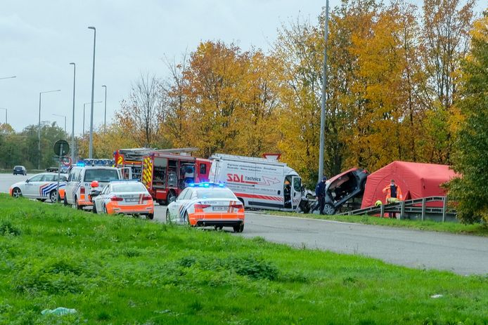 Bij het ongeval op de E19 in Machelen kwamen drie inzittenden om.