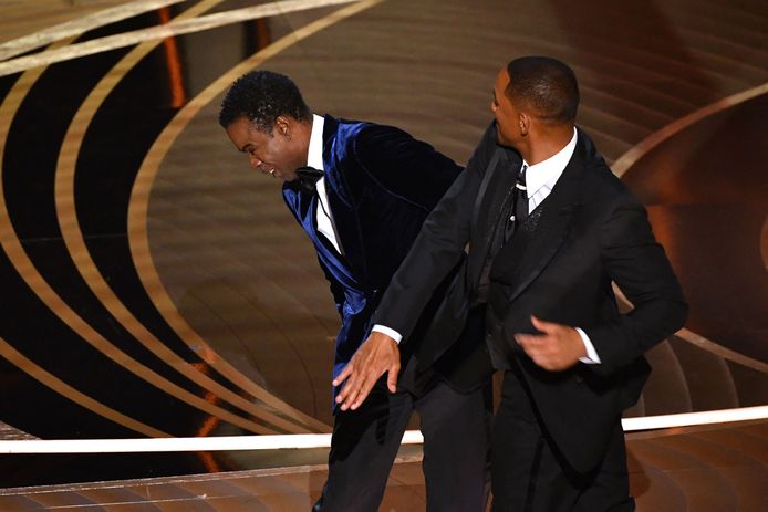 Will Smith slaat Chris Rock tijdens de Oscar-uitreiking.