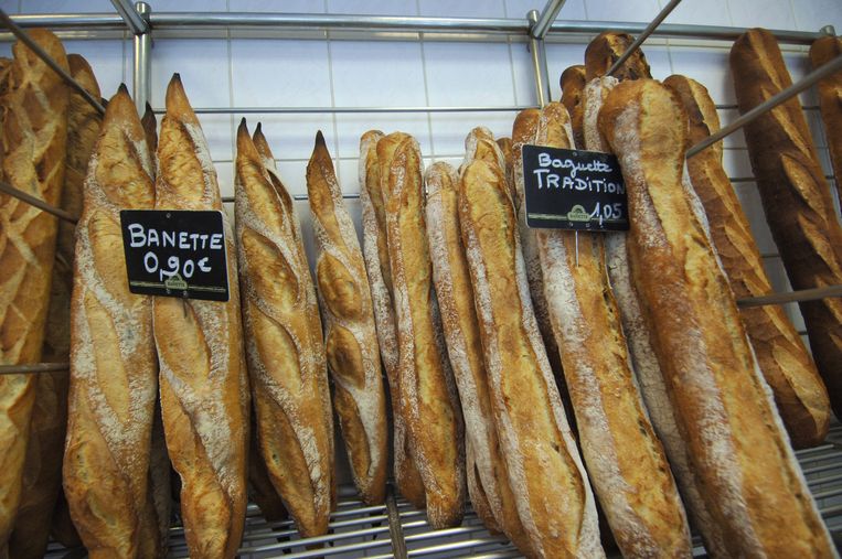 Een Franse bakkerij. De broden gelden nu als immaterieel cultureel erfgoed.  Beeld AFP