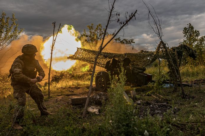 Een Oekraïense soldaat vuurt op Russische posities nabij Bachmoet.