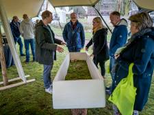 Met een plak cake in de hand worden taboes doorbroken op Uitvaartfestival Zenderen
