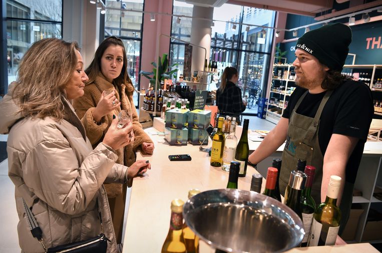 Milly en Meggie van Loon, moeder en dochter, proeven wijn in de alcoholvrije slijterij in Tilburg. Beeld Marcel van den Bergh / de Volkskrant