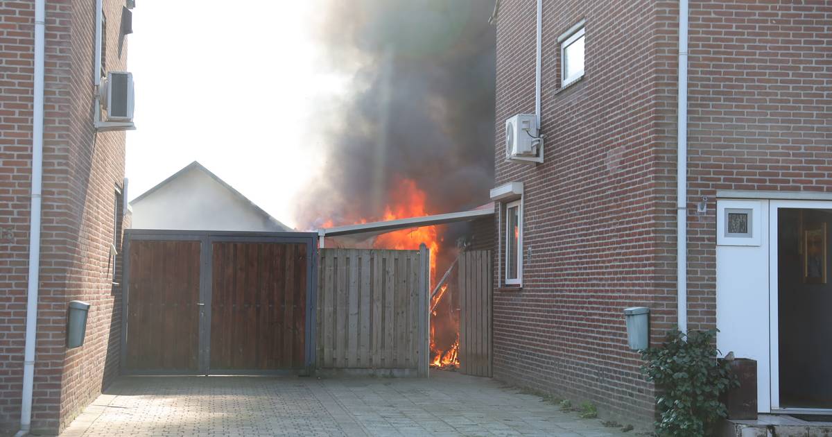 Bijgebouw gaat in vlammen op aan Kreeftheide in Siebengewald