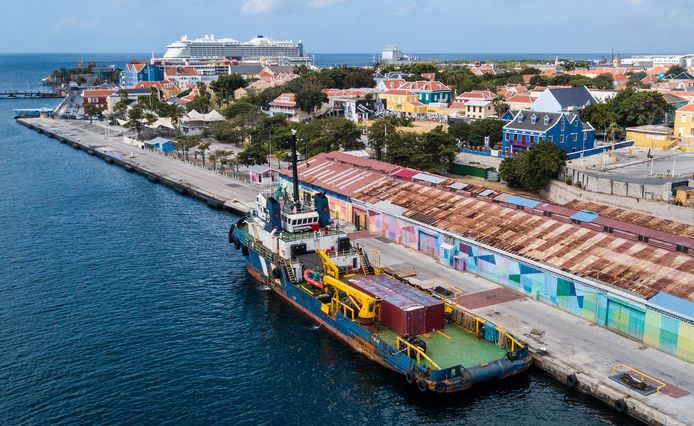 Hulpgoederen voor Venezuela in de haven van Willemstad.