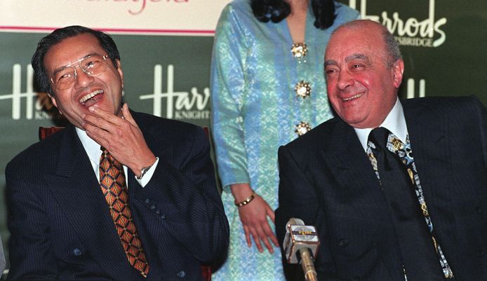 Maleisische premier Mahathir Mohamad met Mohamed Al-Fayed in 1998 tijdens een persconferentie in Harrods.