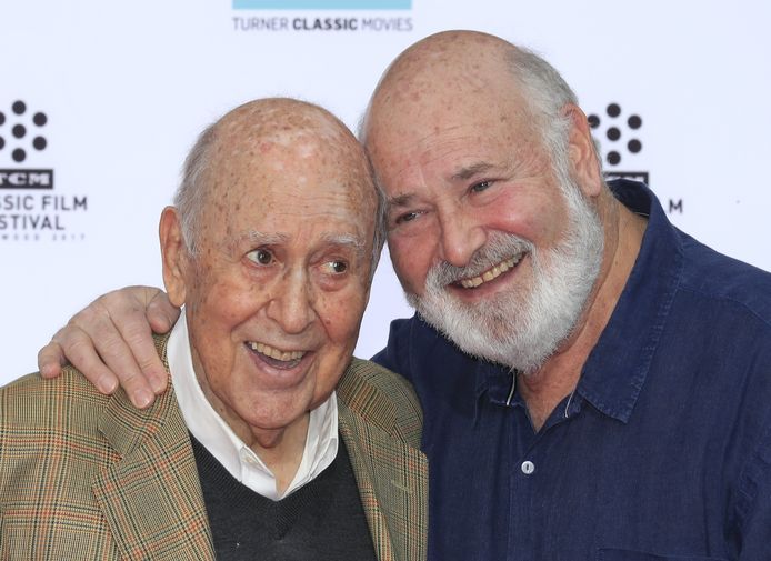 De Amerikaanse acteur, regisseur en producent Carl Reiner (l) met zijn zoon Rob Reiner.