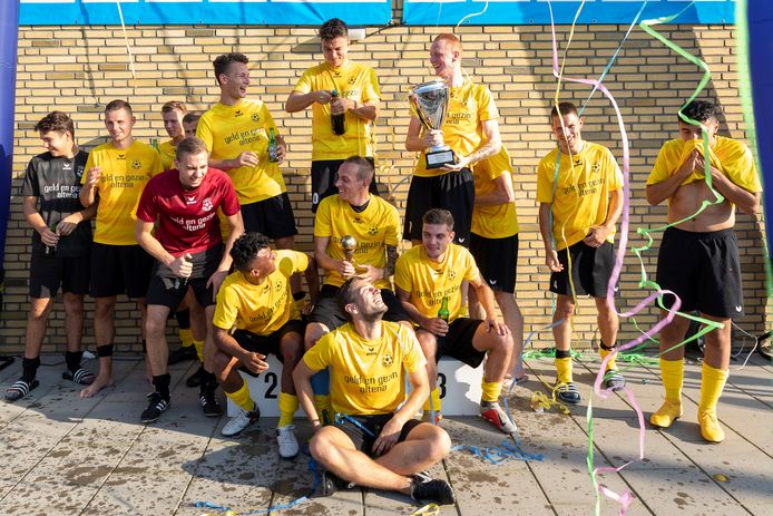 Wilhelmina'26 viert het winnen van de eerste Altena Cup met champagne, bier en slingers.