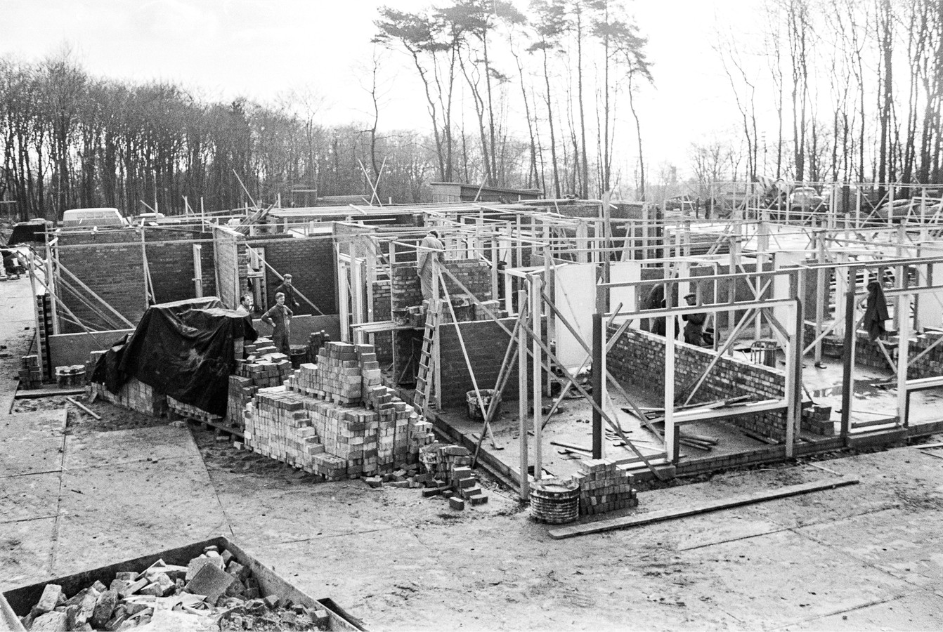 De bouw van Het Dorp in Arnhem, vastgelegd in februari 1966.
