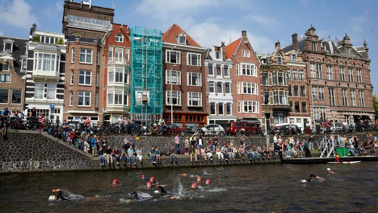 Tijdens de jaarlijkse City Swim wordt er door de Amsterdamse grachten gezwommen om geld op te halen voor ALS. Beeld anp