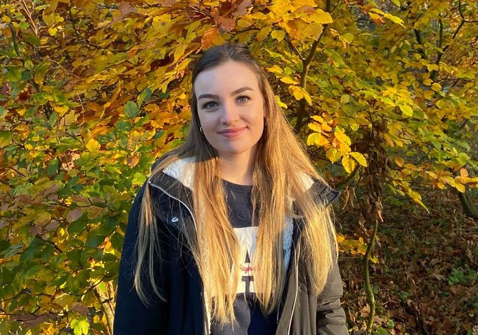 Carlijn van Boggelen (21) schreef samen met haar moeder een boek over borstkanker. ,,Met dit boek hopen we iedereen, maar vooral mensen die kanker hebben of ermee moeten dealen, te inspireren.”