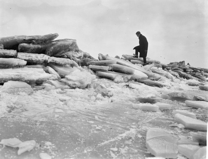 De dichtgevroren Waal bij Wamel, 22 januari 1963.