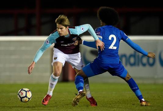 Martin Samuelsen (links) van West Ham United.