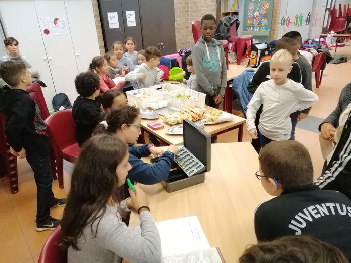 De leerlingen van 't Krekeltje verkopen allerlei lekkernijen.
