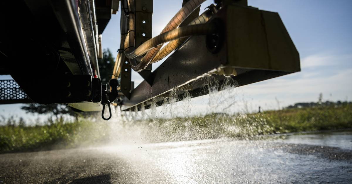Het is spekglad: veel valpartijen en aanrijdingen, ambulancedienst zet extra wagens in.