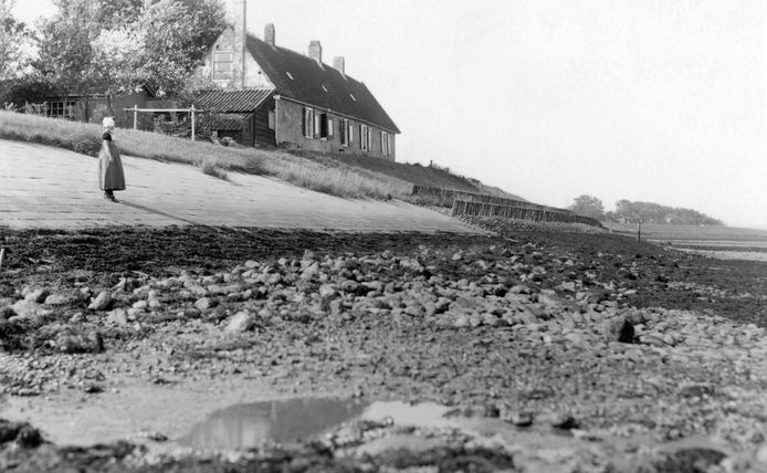 Het voormalige dijkhuis in een bocht van de Polredijk in Veere