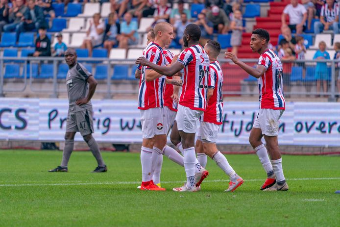 Karim Coulibaly (midden) viert de 1-1 met zijn ploeggenoten, waaronder debutant Sebastian Holmén (links van Coulibaly).