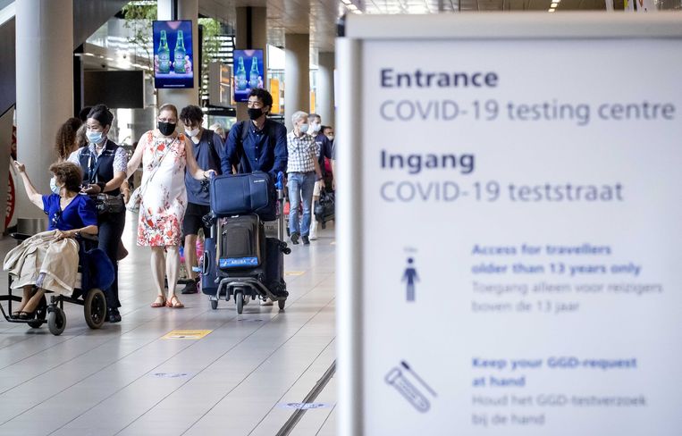 Reizigers bij de teststraat op Schiphol. Testen wordt bij aankomst aangeraden, maar is niet verplicht. Beeld ANP