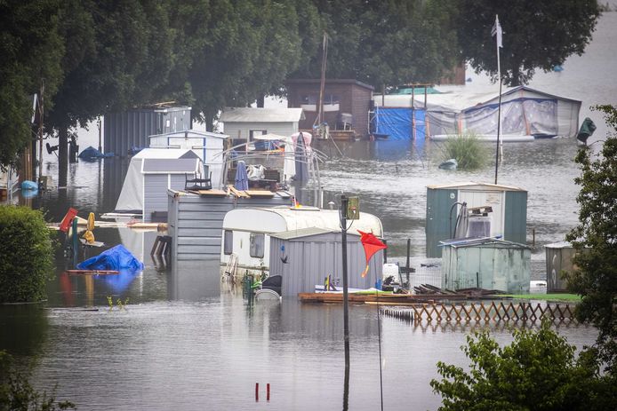 Caravans staan op Camping Hatenboer in het stijgende water in de Maas. Vanwege de hoge waterstand in de rivier ontstaan op veel plekken in Limburg problemen.