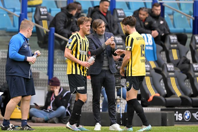 Phillip Cocu geeft aanwijzingen aan Melle Meulensteen en Marco van Ginkel tijdens de wedstrijd tegen PSV.