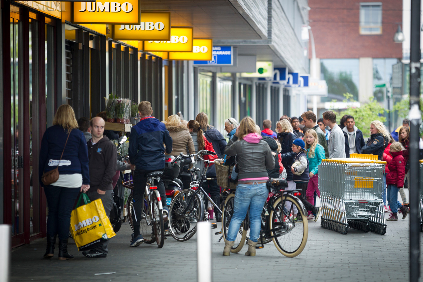 Supermarkt trekt op zondag vooral jongere klant uit Zwolle Foto AD.nl