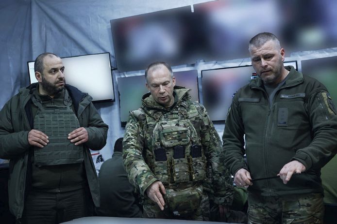 De nieuwe bevelhebber van het Oekraïense leger Oleksandr Syrsky (centraal op de foto) en de Oekraïense minister van Defensie Roestem Oemjerov (links).