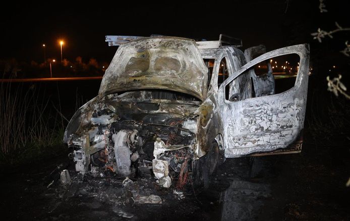 De bestelwagen brandde volledig uit in een buitengebied in Vinkel