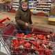 Ivan (8) uit Weesp zamelt statiegeldflessen in om pepernoten te kopen voor de Voedselbank