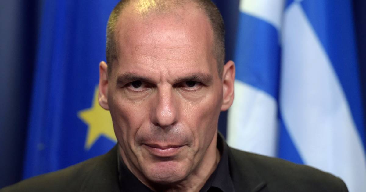 Il noto ex ministro greco, Yanis Varoufakis, è stato aggredito per strada e portato in ospedale  al di fuori