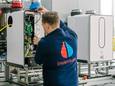 Monteurs assembleren en testen warmtecirculatiepompen in de nieuwe fabriek van Inventum in Houten.