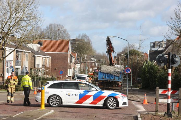 Due to an accident with a crane truck, the overhead lines of the track near Vught were destroyed.