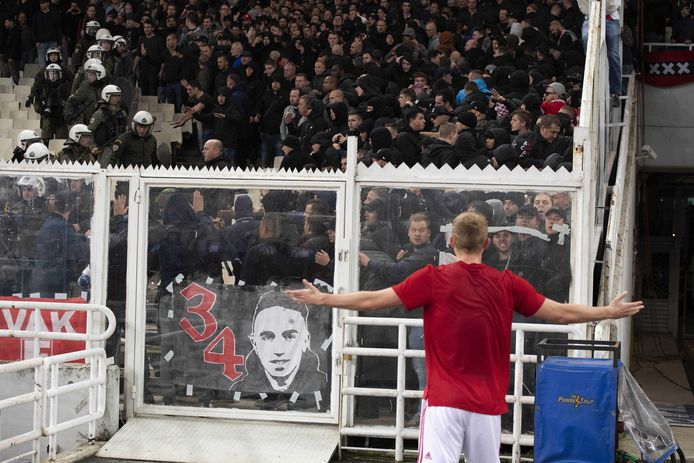 Matthijs de Ligt van Ajax maant de fans van Ajax tot kalmte.