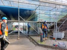 Afgebladderd werk van Biddle is na 45 jaar van de brug in Westervoort: ‘Hier wordt geschiedenis geschreven’