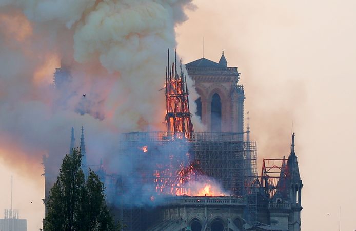 De brand verwoestte op de avond van 15 april het volledige dak en de spitstoren van de kathedraal.
