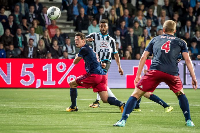 Brandley Kuwas schiet de 2-1 voor Heracles binnen.