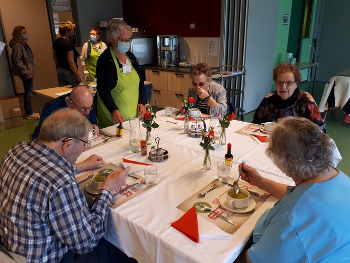 Vijf gasten mocht de Geffense Eetkamer op de eerste dag verwelkomen. Onder hen Toos van den Bergh (rechtsboven) en naast haar Mien van der Doelen.