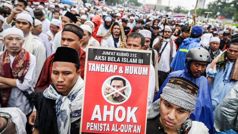 Tienduizenden Indonesiërs betoogden in Jakarta tegen de gouverneur van de stad, Basuki Tjahaja Purnama, bijgenaamd 'Ahok'. Zij eisen dat de gouverneur wordt vervolgd wegens belediging van de koran. Beeld EPA