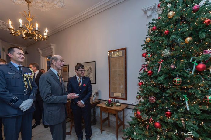 Prins Edward, neef van koningin Elizabeth, ontstak bij zijn bezoek de kerstlichtjes in Talbot House.